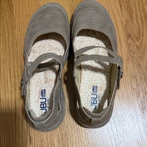 JBU Tan Suade MEMORY foam Shoes, Velcro fasten, Sz.6, Barely Worn